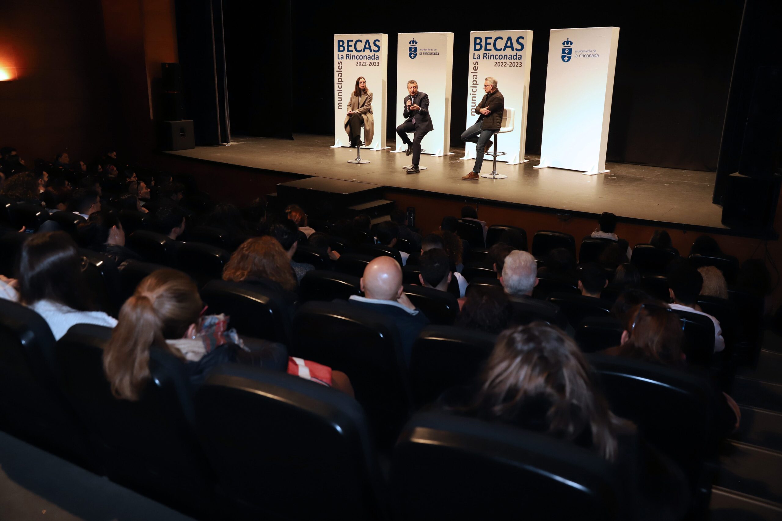 El ayuntamiento de La Rinconada entrega 205 becas universitarias