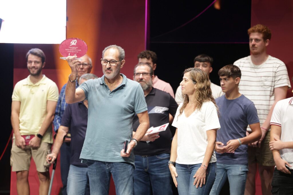 Padre del galardonado, Miguel Ángel Barrera, recogiendo el premio a mejor deportista masculino