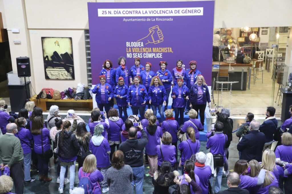 Coro feminista «A voces», durante el acto de concentración | Ayto de La Rinconada