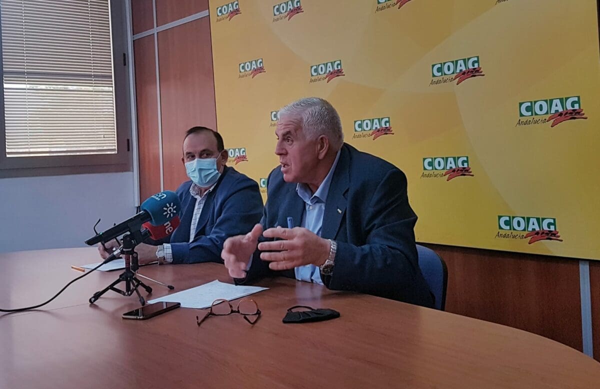 Miguel López, secretario de COAG Andalucía, junto a Eduardo López responsable de Agua de COAG Andalucía, en comparecencia, esta mañana, en Sevilla