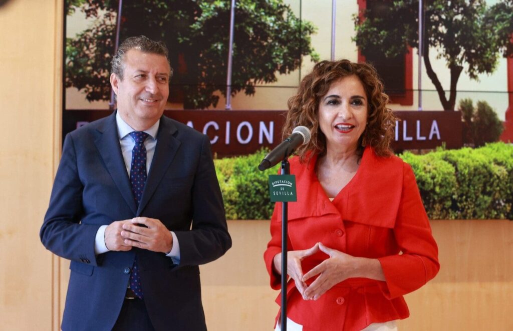 La ministra de Hacienda y Función Pública, María Jesús Montero, y el presidente de la Diputación, Javier Fernández, durante la rueda de prensa posterior a la reunión