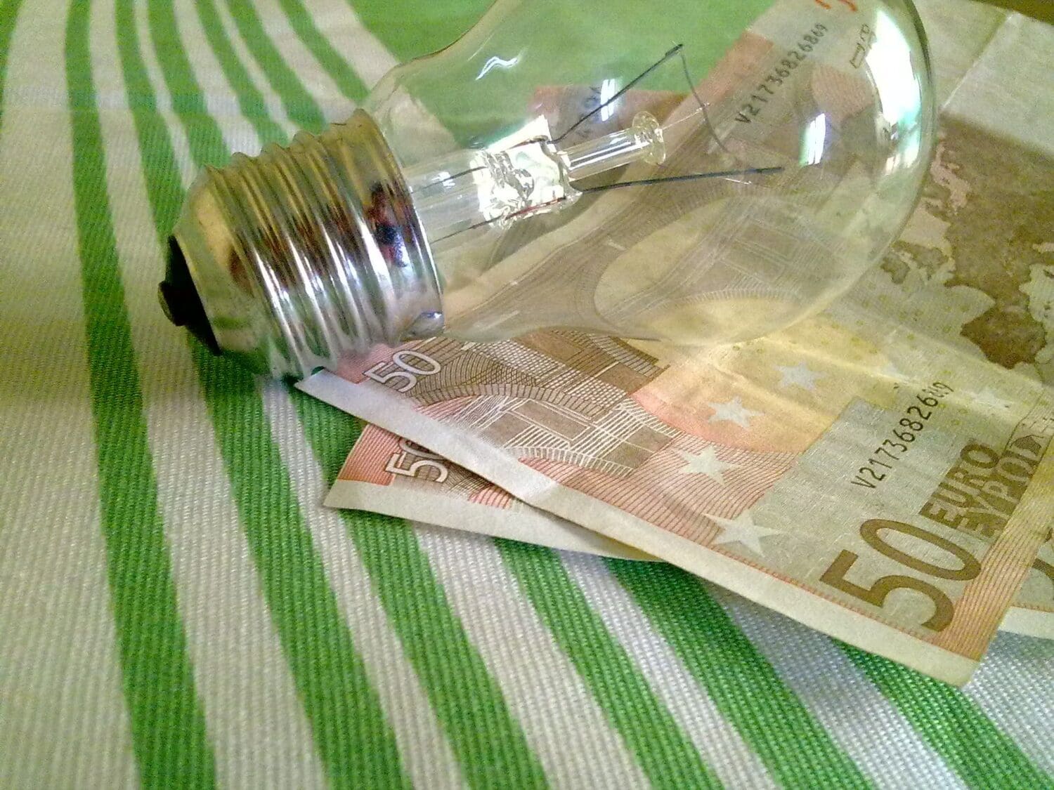 FACUA exige prorrogar la rebaja de los impuestos a la factura de la luz para 2024