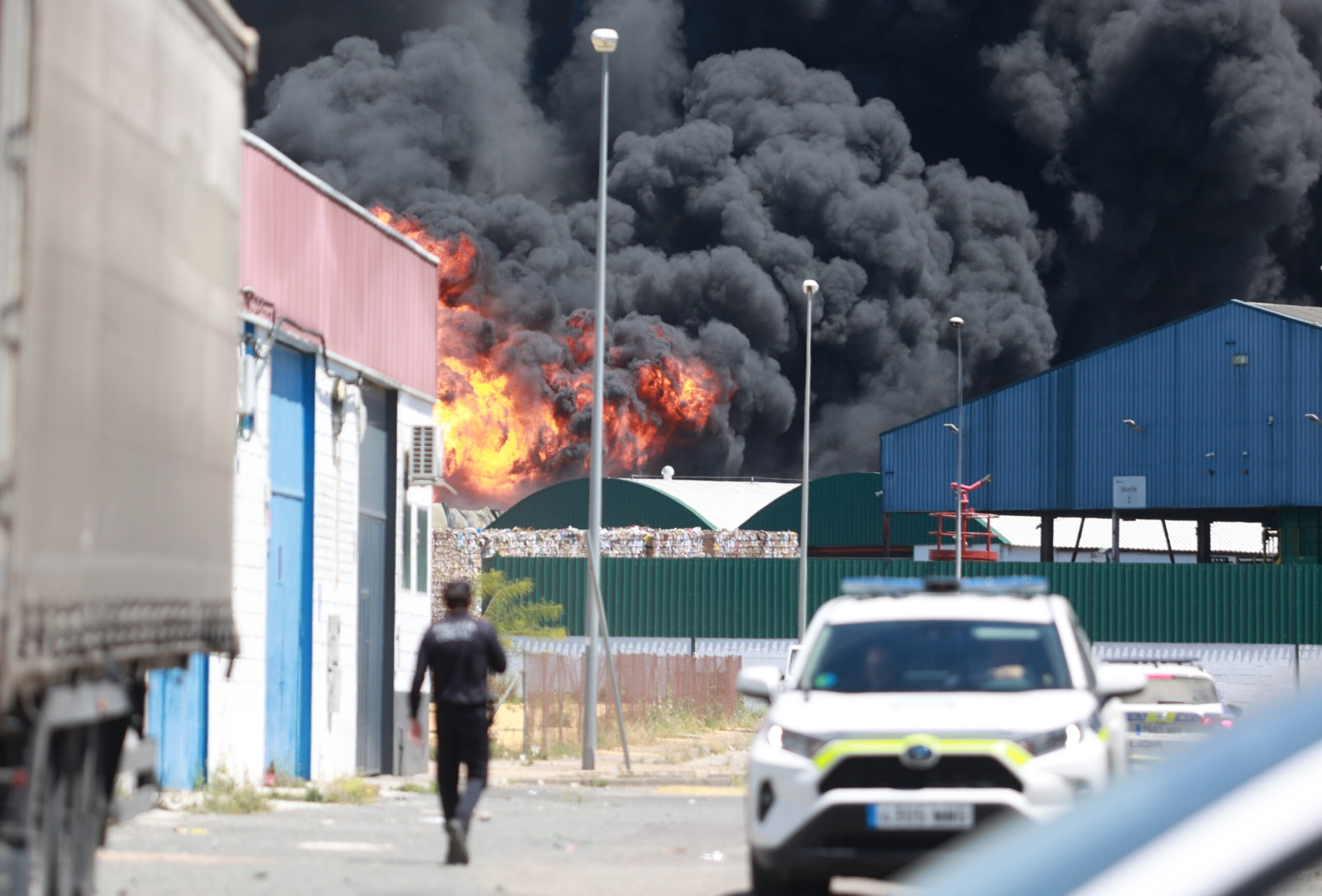 Incendio en Alcalá de Guadaíra: explosión en una nave de productos químicos obliga al desalojo del polígono