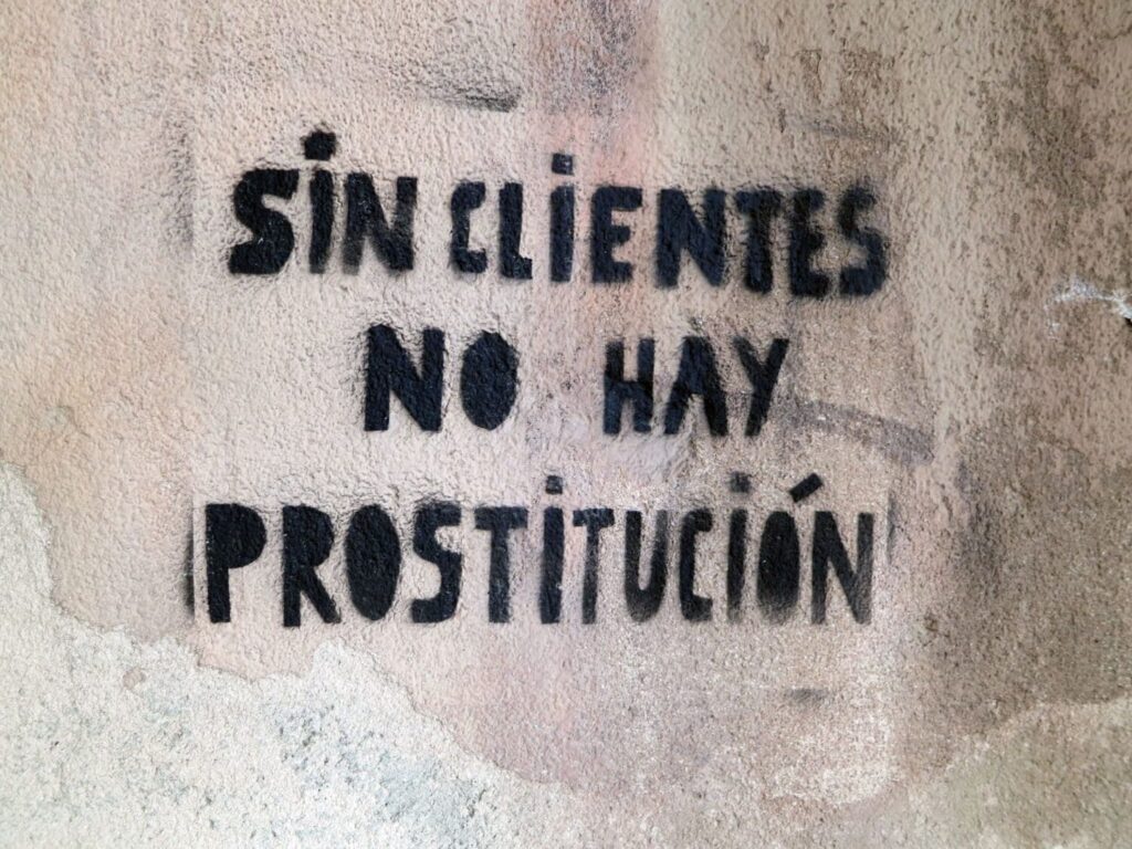 Pintada en un barrio de Madrid sobre la prostitución y la clientela