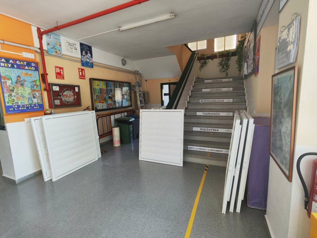 Cambio de ventanas en los colegios para asegurar la bioclimatización.