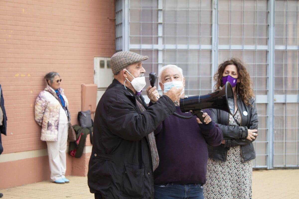 Carmelo Acuña, junto a Antonio Durán (Podemos) y Carmen Mudarra (IU), en un momento del acto. | TuPeriódico