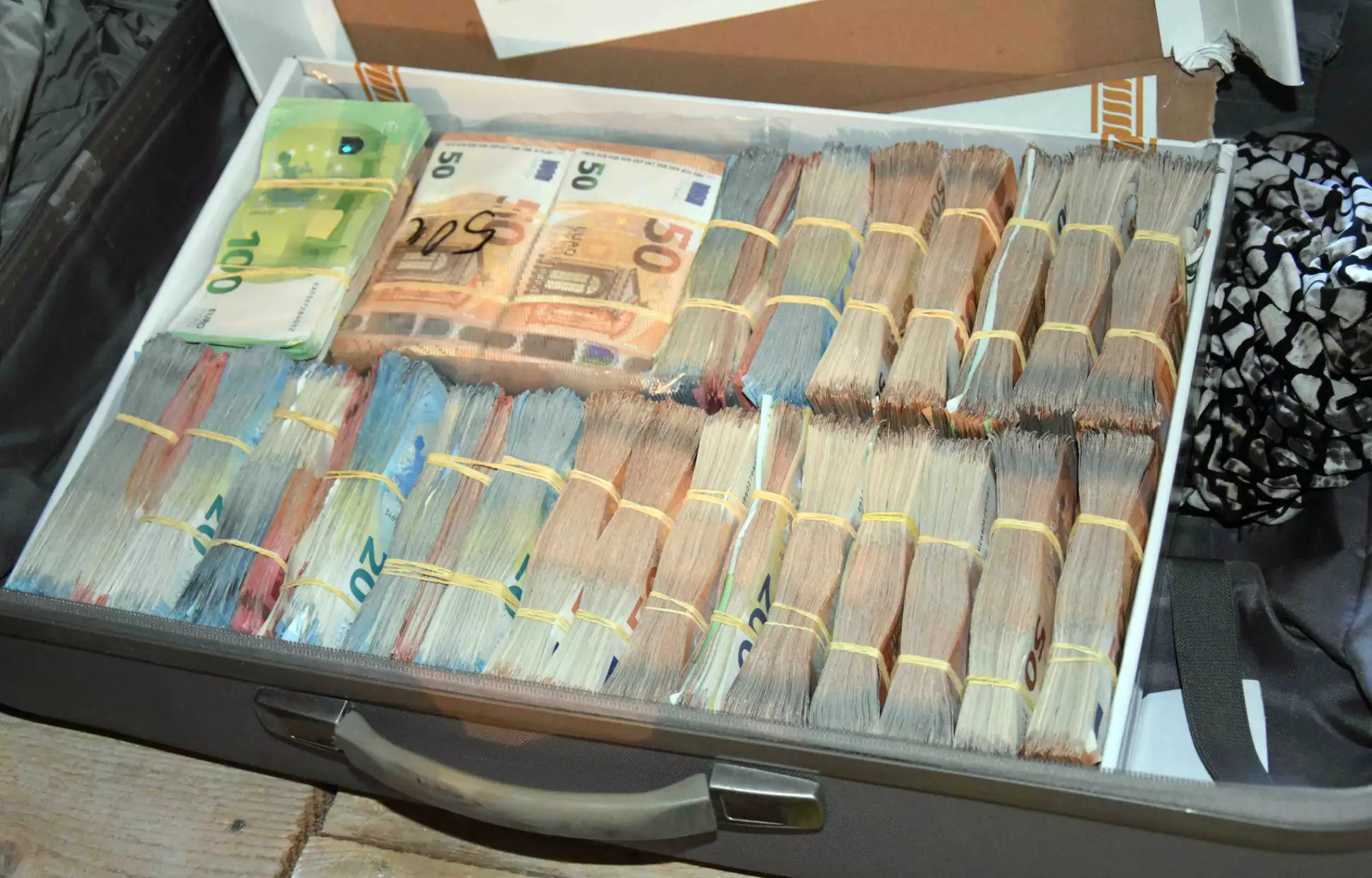 Dos detenidos en Sevilla tras desarticularse una organización criminal dedicada al tráfico de drogas y el blanqueo de capitales.