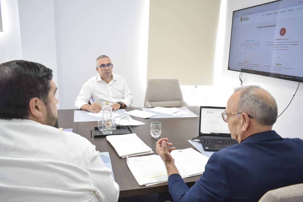 Reunión en el ayuntamiento para explicar el funcionamiento del canal de información