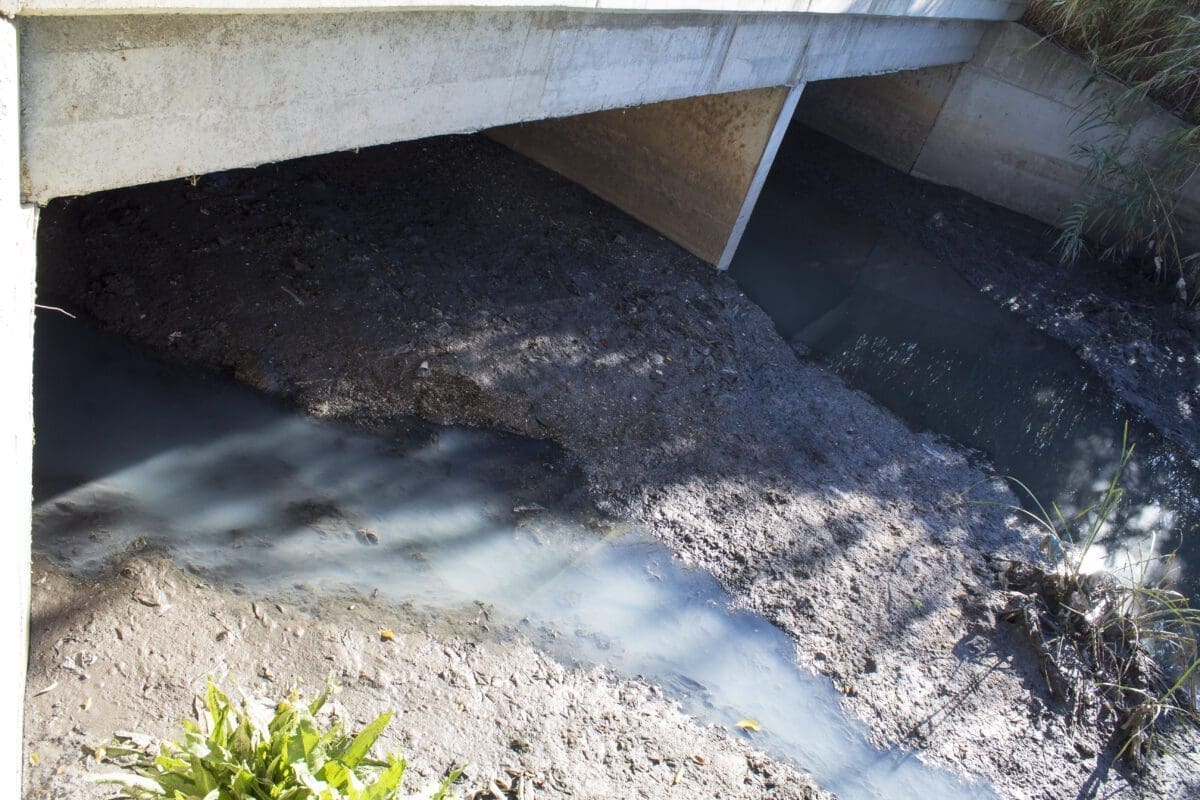 Estado del Almonazar a su salida de la canalización, cercana al Cerro Macareno | TuPeriódico