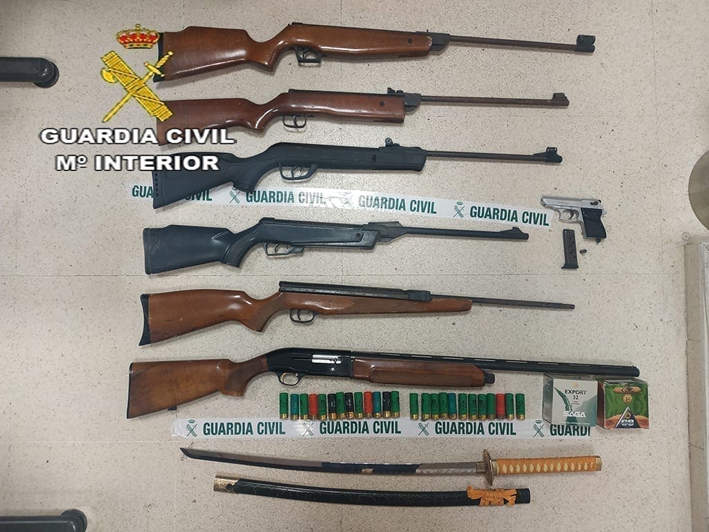 Armas incautadas, entre ellas, la escopeta con la que uno de los detenidos se encaró a la Guardia Civil