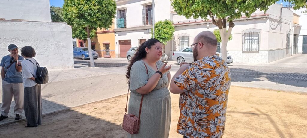 La candidata nº 2, Sheila Guerrero, charla con un asistente a la presentación | Gorka Fernández, Tu Periódico