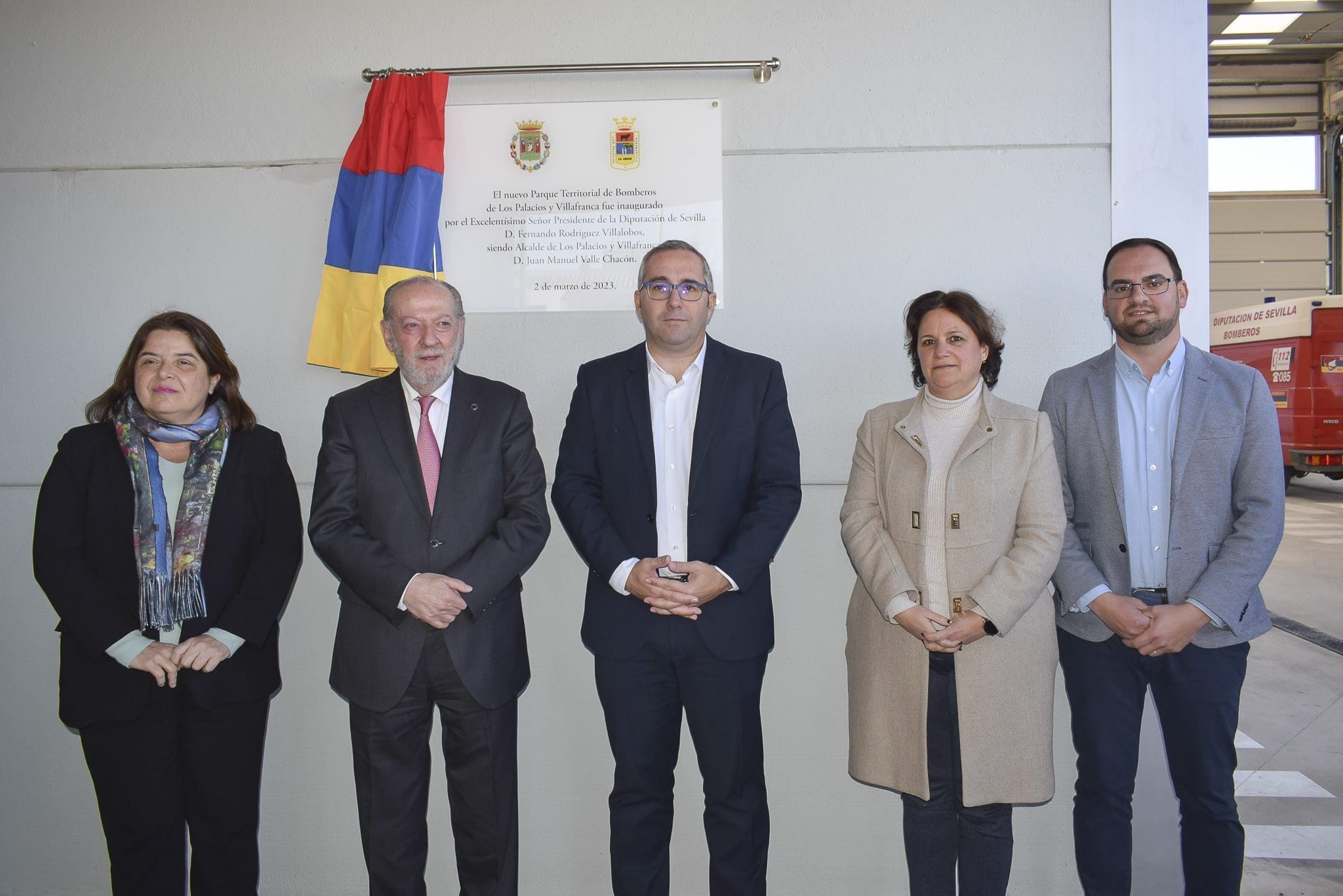 Autoridades inaugurando el nuevo parque de bomberos