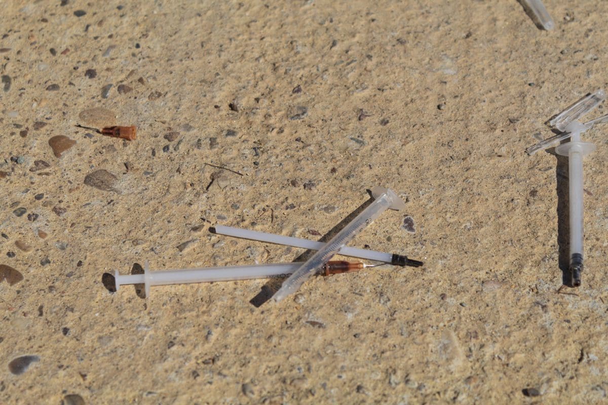 Jeringas usadas encontradas en la Avenida de la Unión