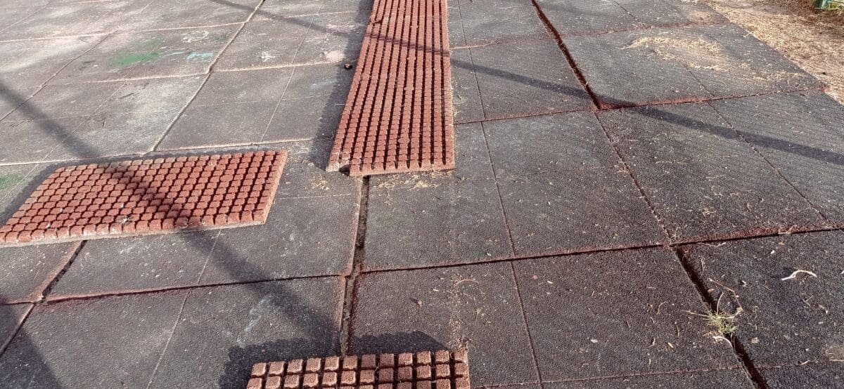 Estado del espacio infantil frente a los Pisos de la Caldera