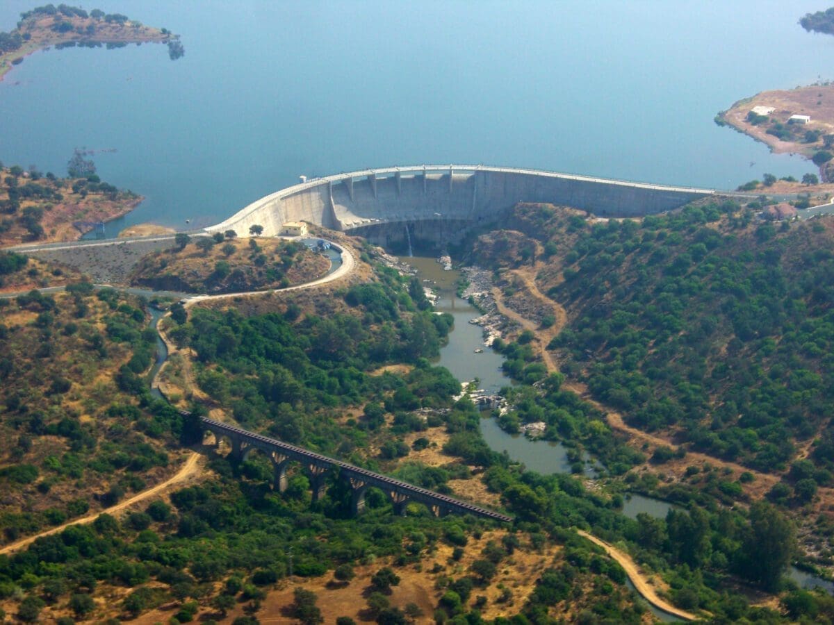 Fotografía del embalse y presa de Melonares, en 2013 | Francisco «Avioneto», en el foro Embalses.net