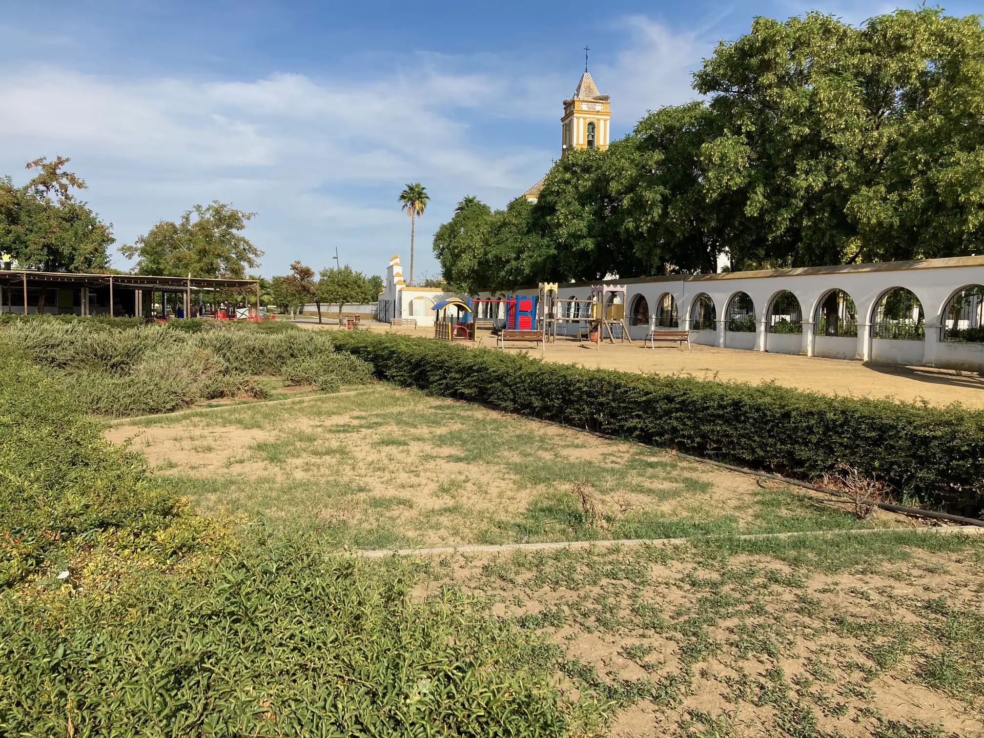 El ayuntamiento de Utrera ejecuta un Plan de Mejoras de Zonas Verdes para el parque del V Centenario