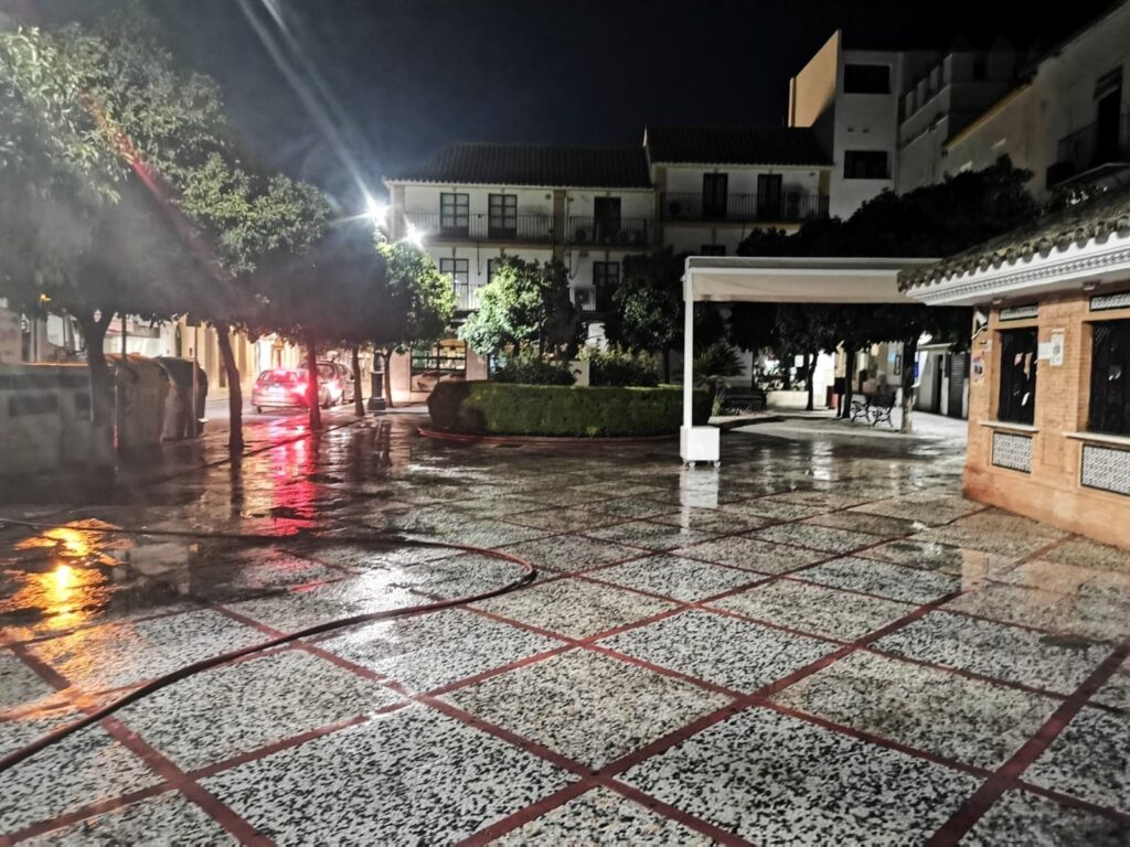 La plaza de la Constitución ha sido otro de los lugares donde se ha realizado actuaciones del plan de choque de limpieza.