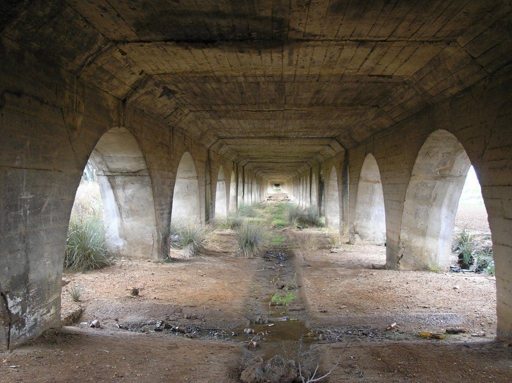 Bajos del Acueducto del Almonazar. En esos bajos se instalaron chozas de los constructores del Acueducto y el Canal