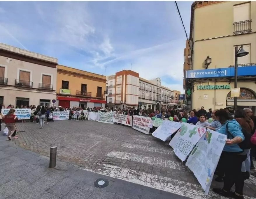 Las AMPA de Morón piden revertir «la supresión de unidades» escolares y la falta de personal en guarderías