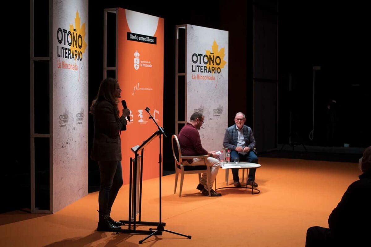 Raquel Vega, delegada de Cultura, introduce a Antonio Iglesias, que sería entrevistado por Sergio Moreno | TuPeriódico