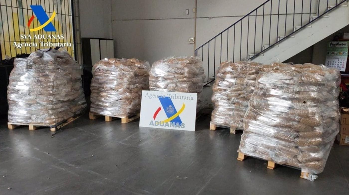 Dos detenidos y 1350 kilos de picadura de tabaco de contrabando intervenidos al desmantelar una fábrica ilegal de procesado en La Rinconada
