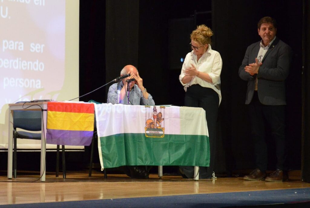 Momento en el que el conductor de la presentación a las víctimas tiene que detenerse, visiblemente emocionado | Gorka Fernández, TuPeriódico