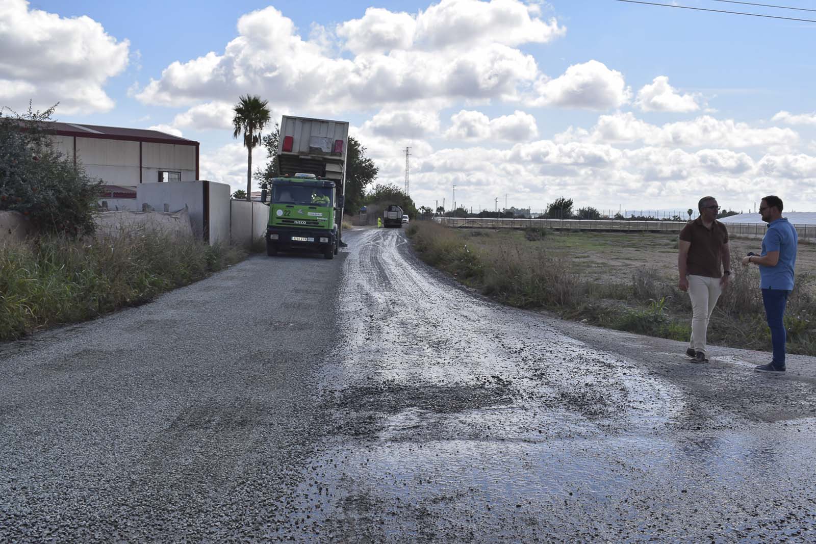 El ayuntamiento de Los Palacios avanza en el arreglo de caminos rurales mediante una novedosa técnica de riego asfáltico