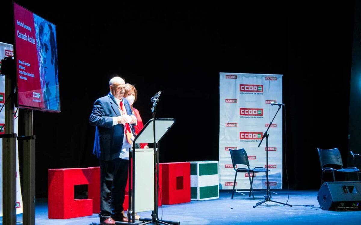 Carmelo Acuña, acompañado de su mujer, pide no cesar en la lucha obrera «frente al fascismo que vuelve» | TuPeriódico