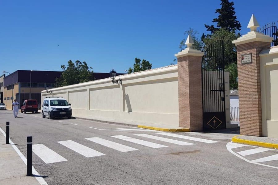 Puerta del Cementerio municipal de La Rinconada