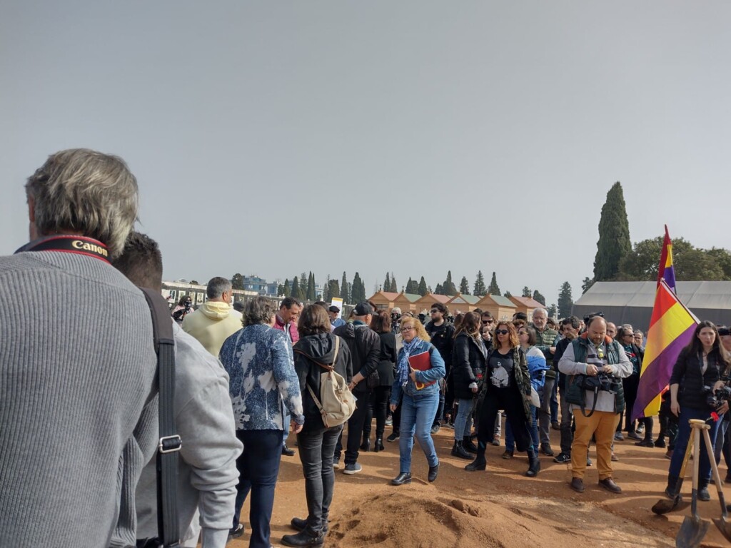 Concentración memorialista en el cementerio de Sevilla