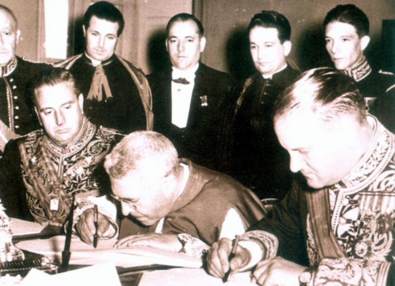 El primer Concordato entre España y la Santa Sede se firmó en el Vaticano el 27 de agosto de 1953.