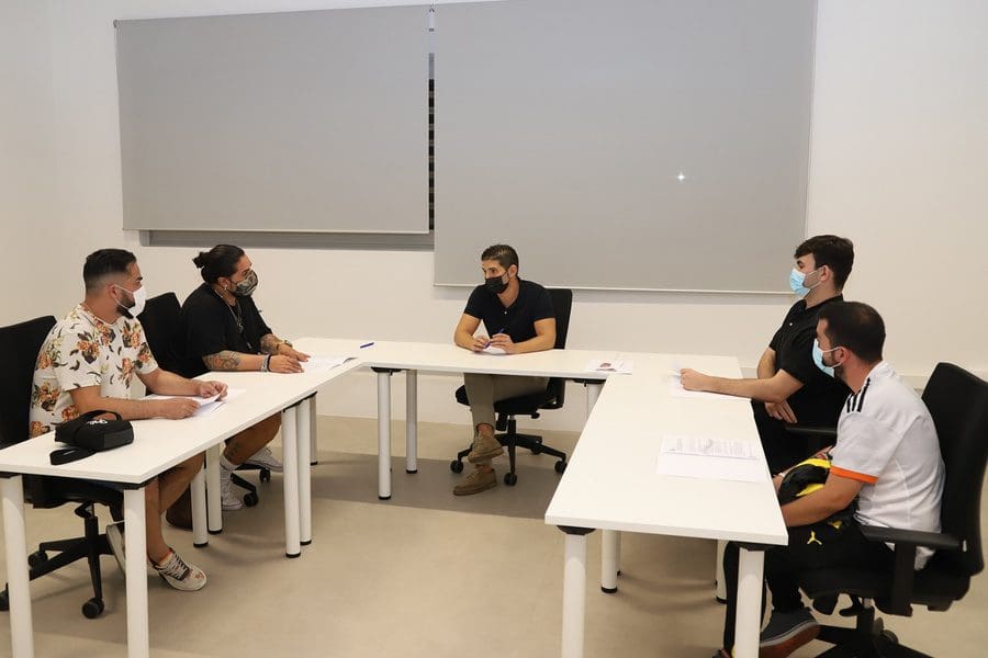 El delegado de Fiestas Mayores, Rafael Reyes, firma un convenio de cesión de locales con las agrupaciones solicitantes | Ayuntamiento de La Rinconada