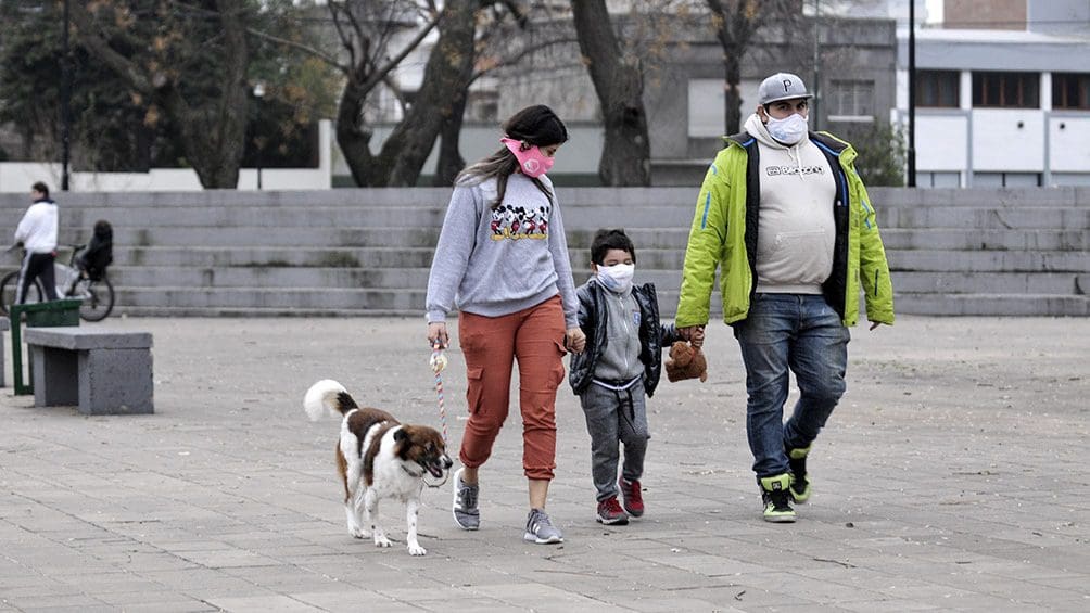 Familia pasea con mascarillas, en la nueva normalidad