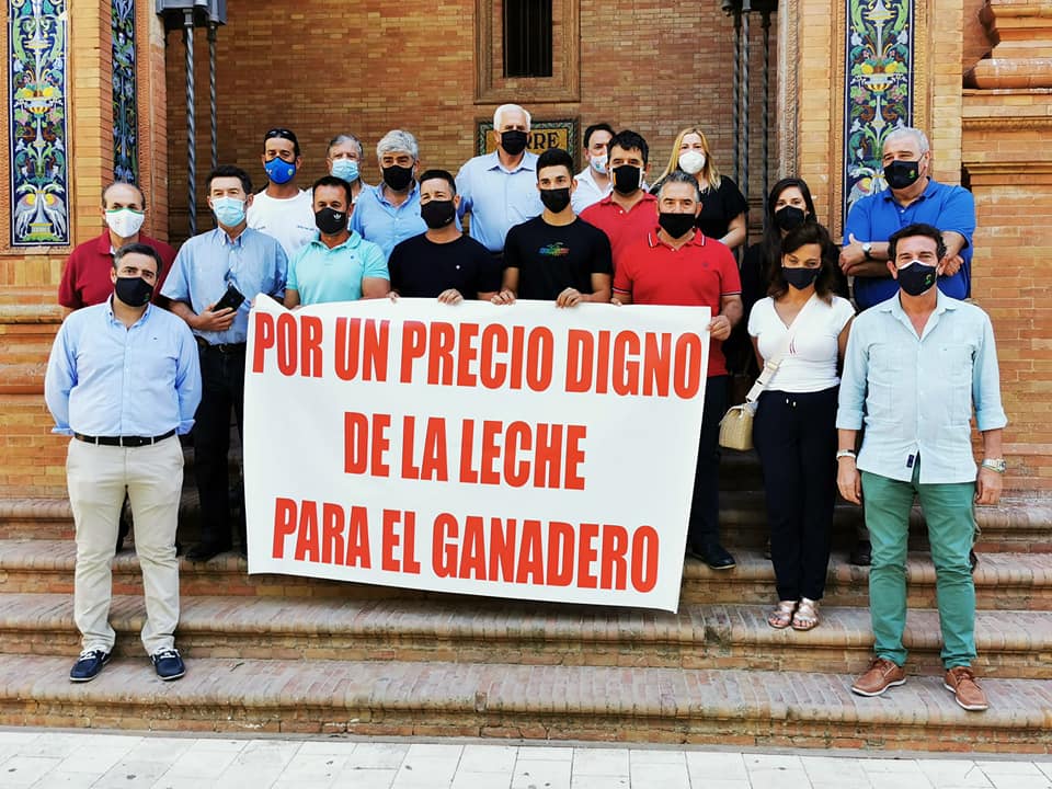 El sector del vacuno de leche denuncia ante la Agencia de Información y Control Alimentario el incumplimiento reiterado de los contratos y la compra por debajo de los costes de producción