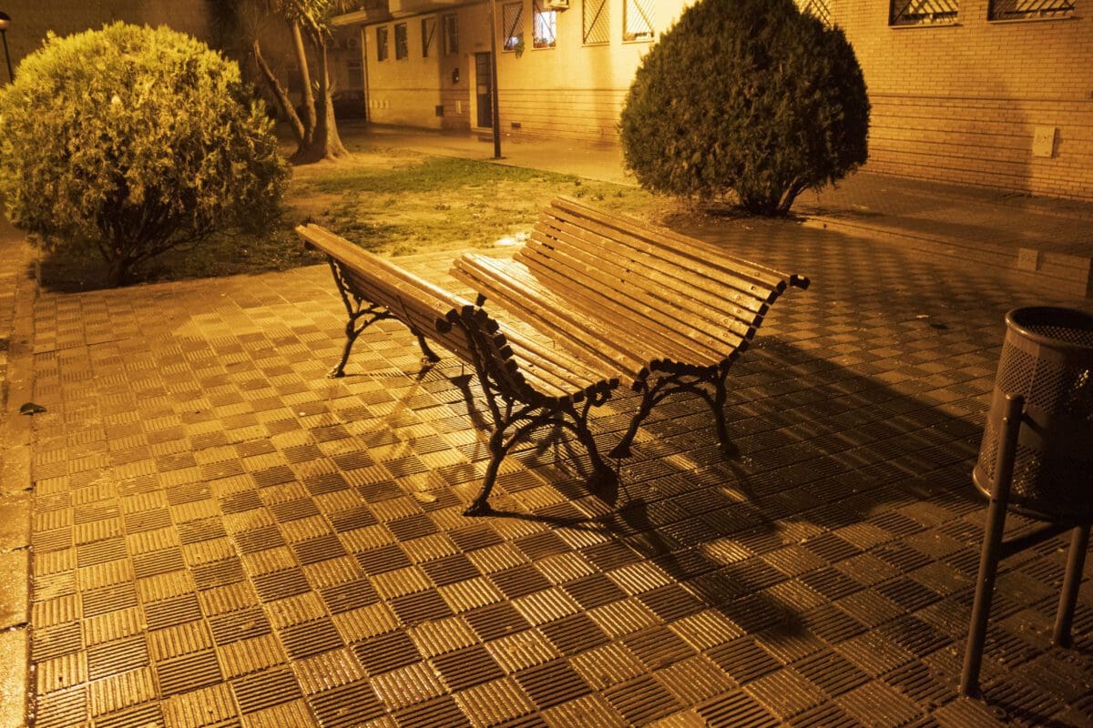 Banco arrancado en Carmen Colomé Carranza