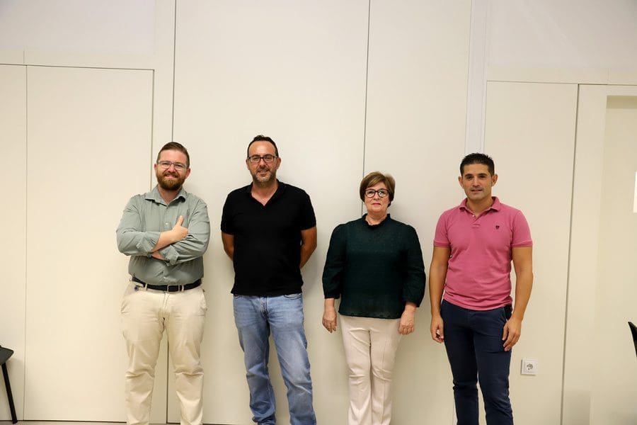 De izquierda a derecha, Antonio Alguilar, Rafael Coca, Elvira Caballero y el delegado de Fiestas Mayores, Rafael Reyes. | Ayuntamiento de La Rinconada