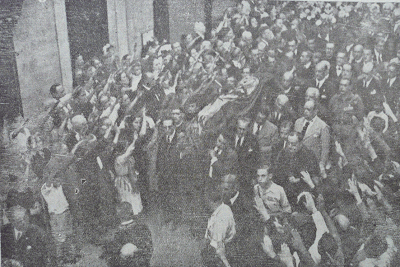 Brazos en alto con el saludo fascista, al paso del féretro de Ramón de Carranza, en 1937