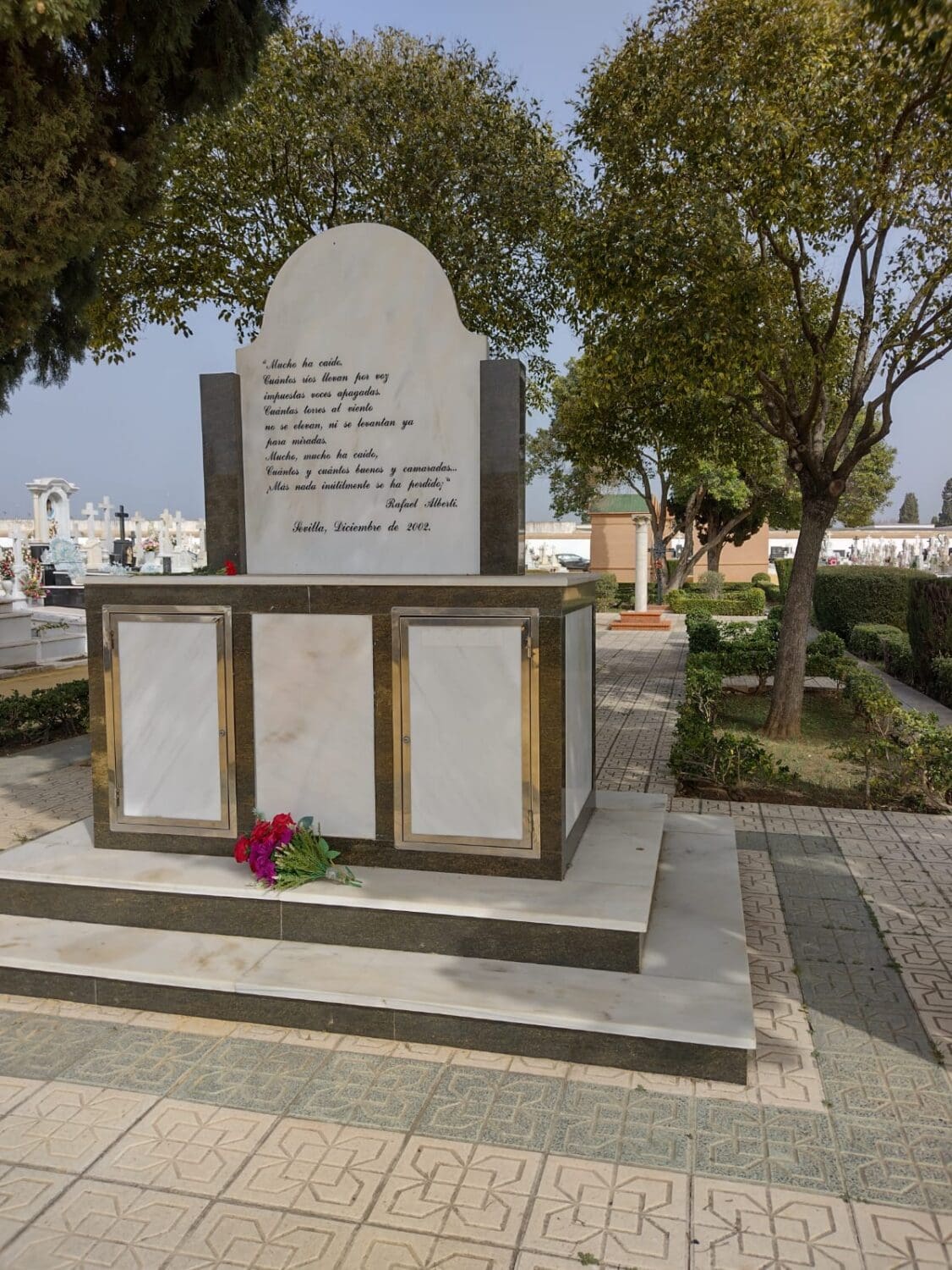 Monumento memorialista que da nombre a la fosa común