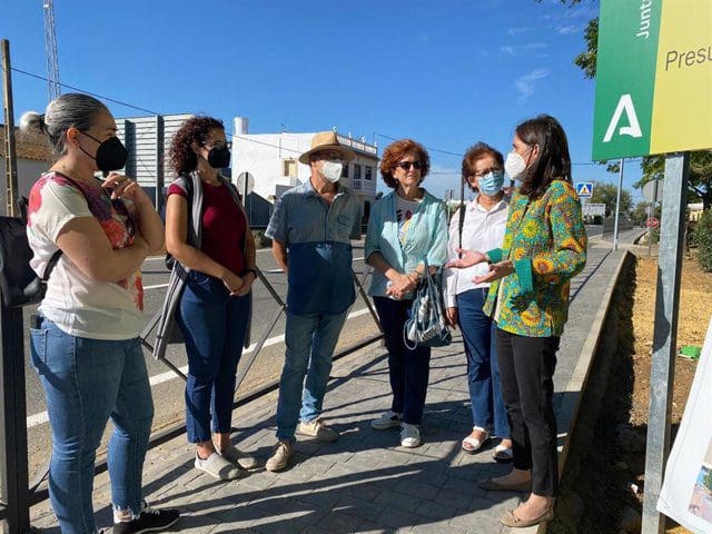 La delegada, junto a algunos vecinos del Gordillo, charlando sobre la finalización de las obras de acerado. | Junta de Andalucía