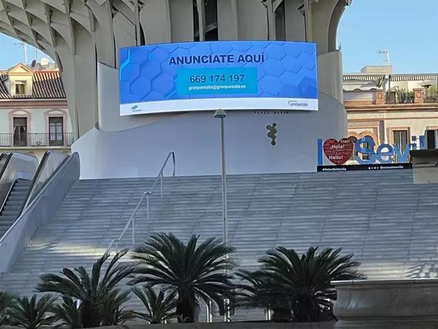 Susana Hornillo, candidata de Podemos-IU a la alcaldía de Sevilla, denuncia la colocación de MUPIS luminosos en las setas de la Encarnación