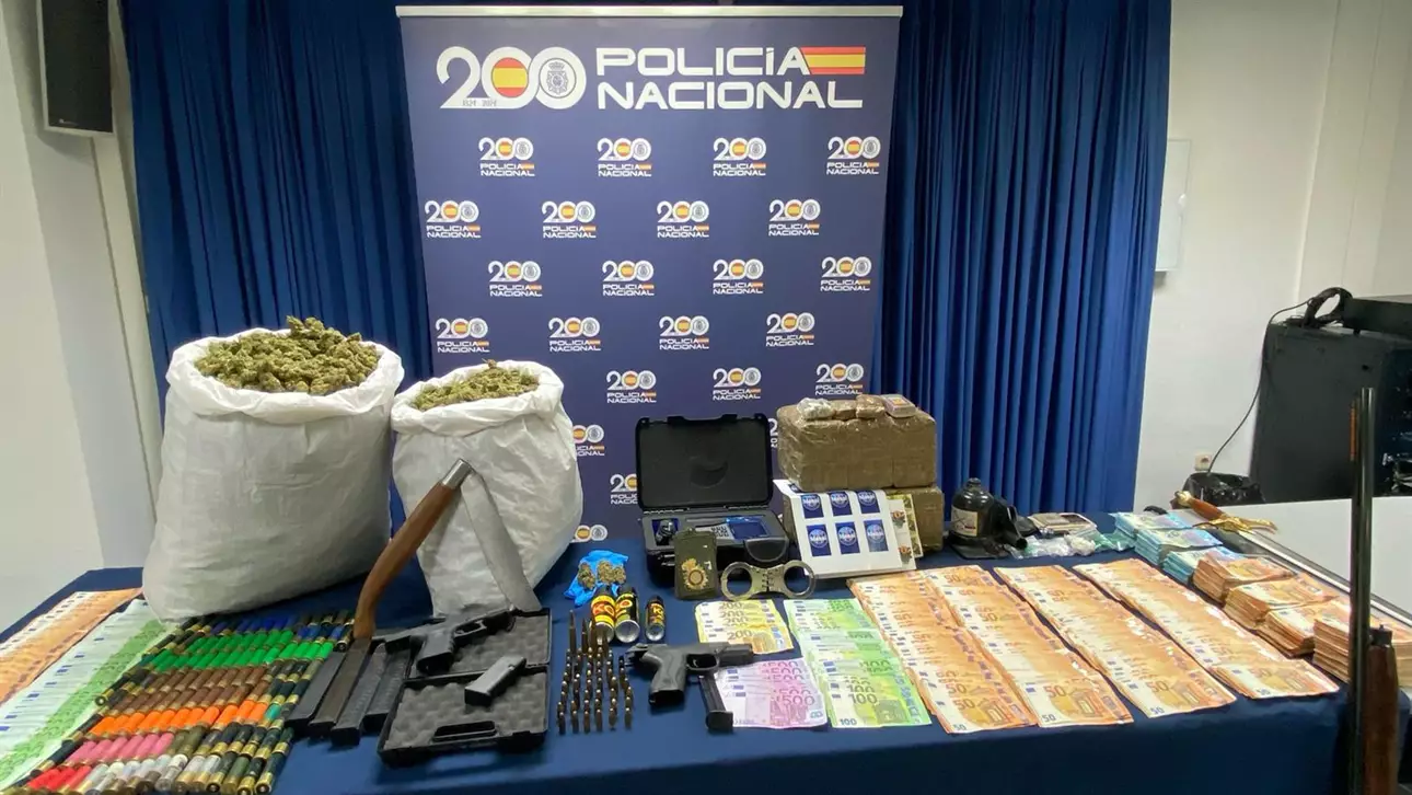 Desmantelada en Sevilla una «red de narcopisos». Ocho detenidos e incautados 12 kilos de hachís y 358 plantas de marihuana