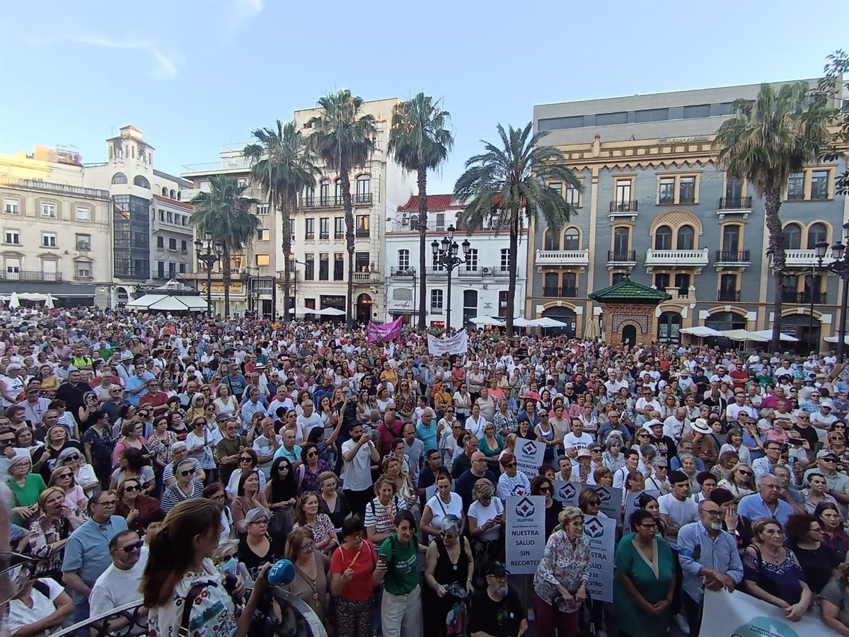Más de 3 000 personas se manifiestan en Huelva para exigir sanidad pública de calidad