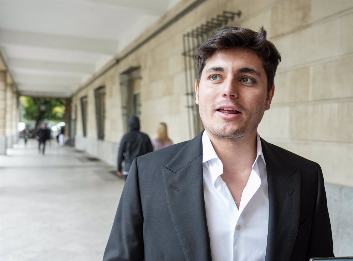 Prorrogada de nuevo la investigación al jefe de prensa de «Alvise» Pérez por presuntas injurias a Rubén Sánchez
