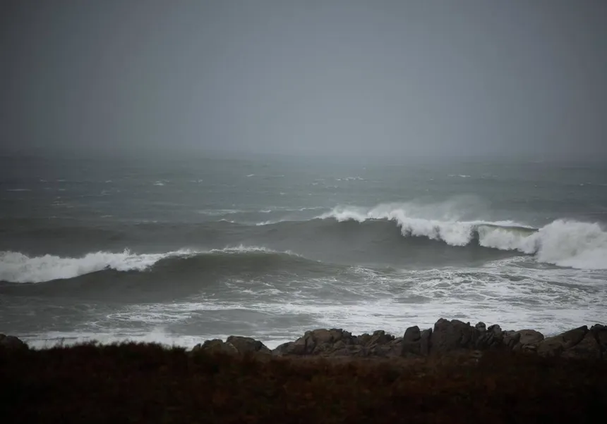 Aviso naranja por oleaje y viento en Almería y Cádiz y amarillo en Sevilla, Granada y Málaga