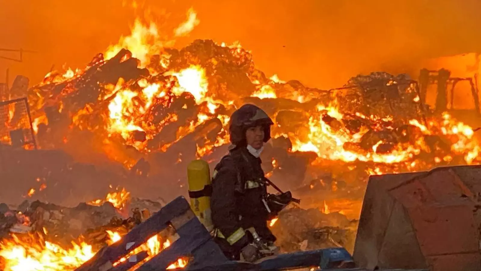 La coordinadora ecologista almeriense denuncia a la empresa, al ayuntamiento y a la consejería por el incendio de la planta de reciclaje