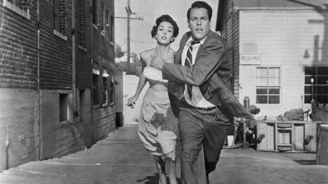 La invasión de los ladrones de cuerpos (1956), una fábula de la Guerra Fría, la otra gran época del terror moderno, con el comunismo como gran enemigo. Enemigo del modelo de consumo llamado libertad.