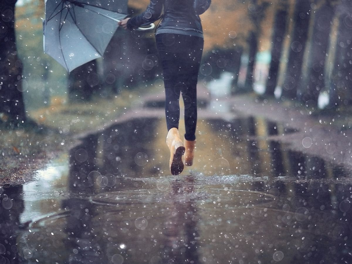 Mujer corriendo bajo la lluvia