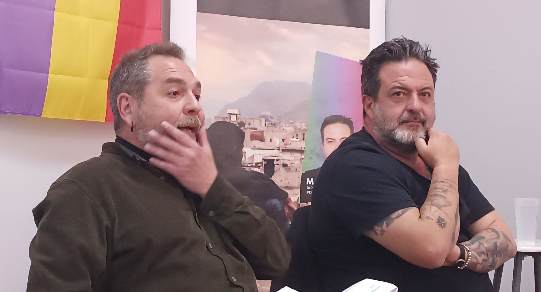 Manu PIneda siendo presentado por el concejal de IU en La Rinconada, Nacho Ruiz