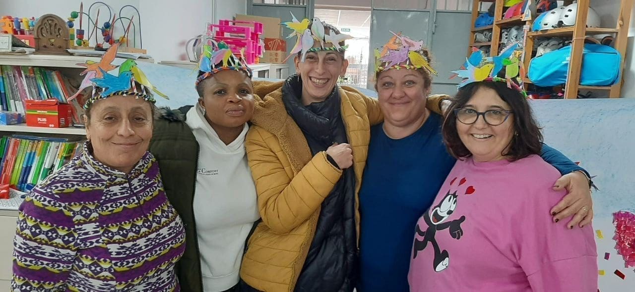 Mujeres realizando la actividad Pájaros en la cabeza