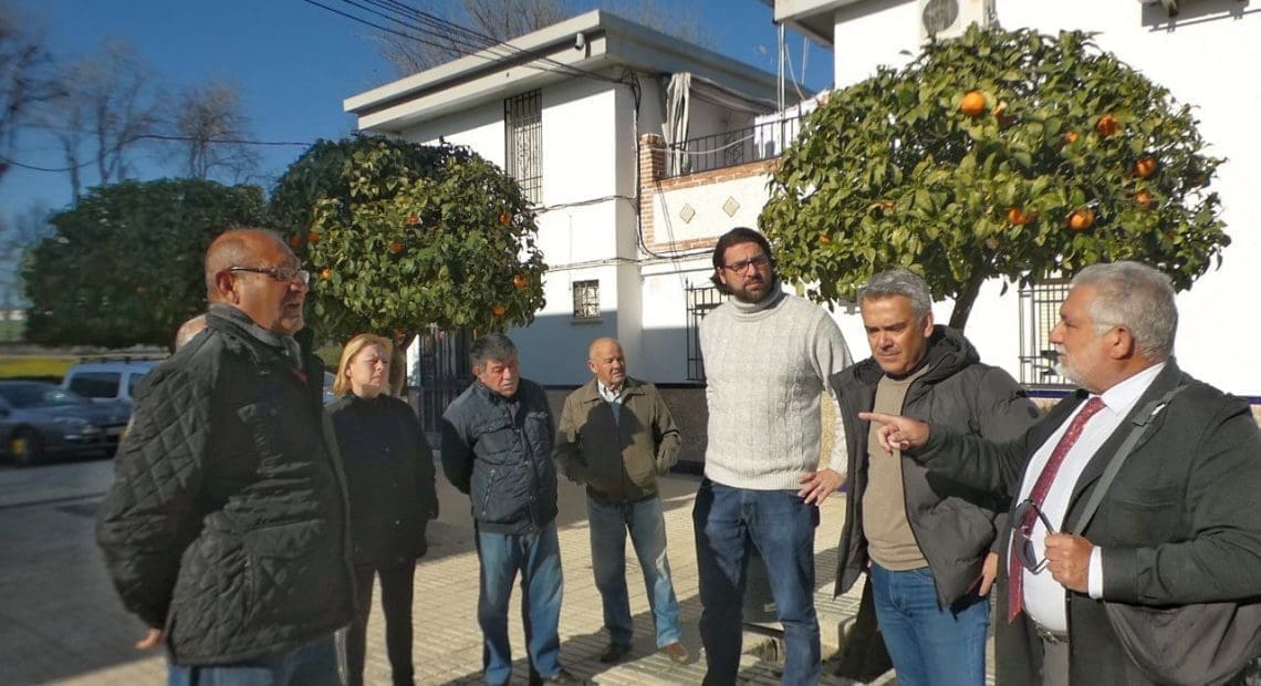 Vecinos del Pinichi, junto a Mario Perea (centro, de blanco) y Eligio García (a su dcha) escuchando al abogado Francisco Tejano
